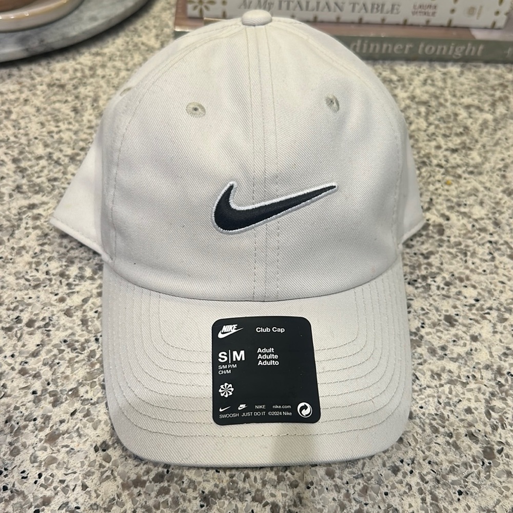 NWT Nike club cap